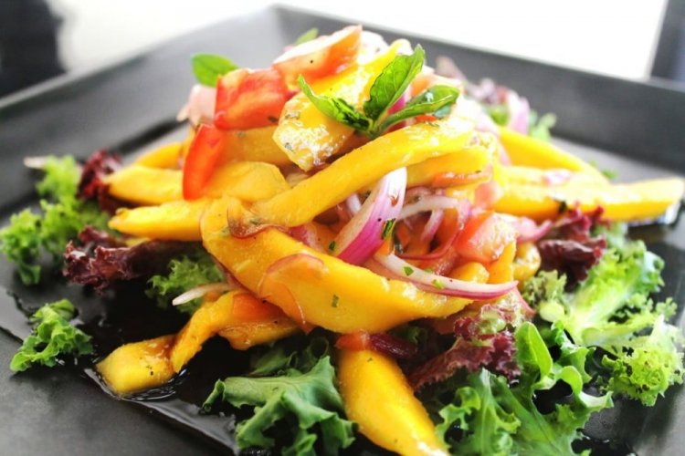 Салат с манго, помело и чили