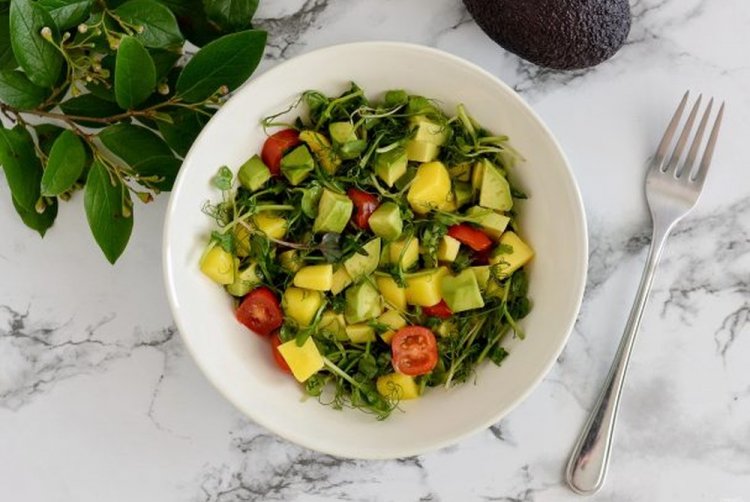 Салат с манго и ананасами