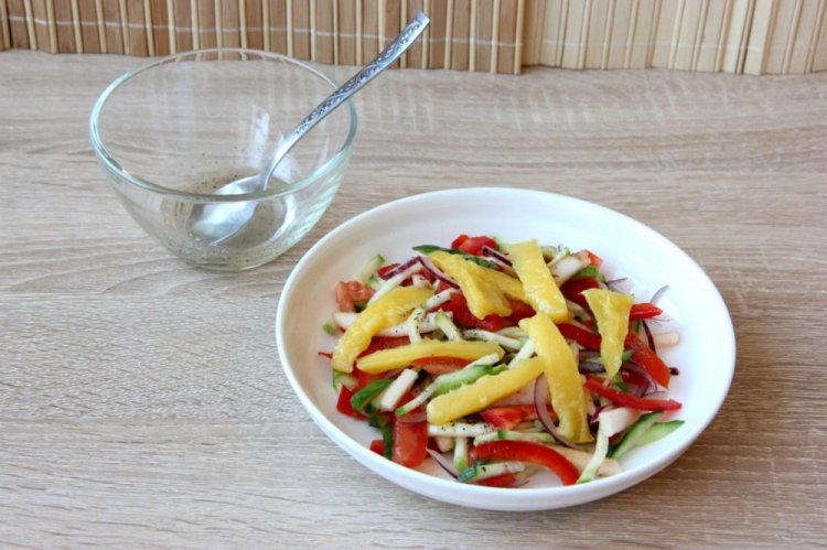 Салат с манго и цукини