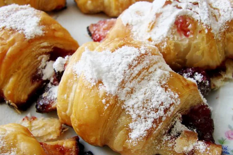 Круассаны из слоеного теста с вишней