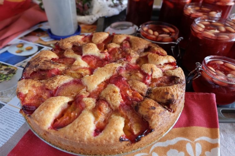 Сливовый пирог на рисовой муке и кефире