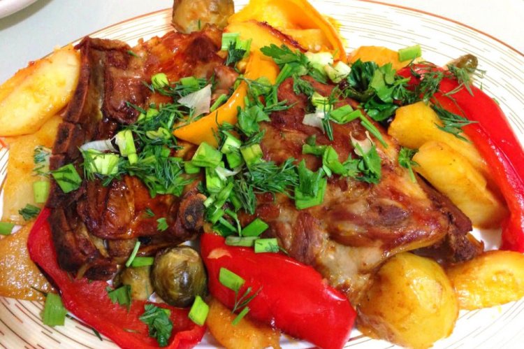 Свиные ребрышки с овощами в рукаве