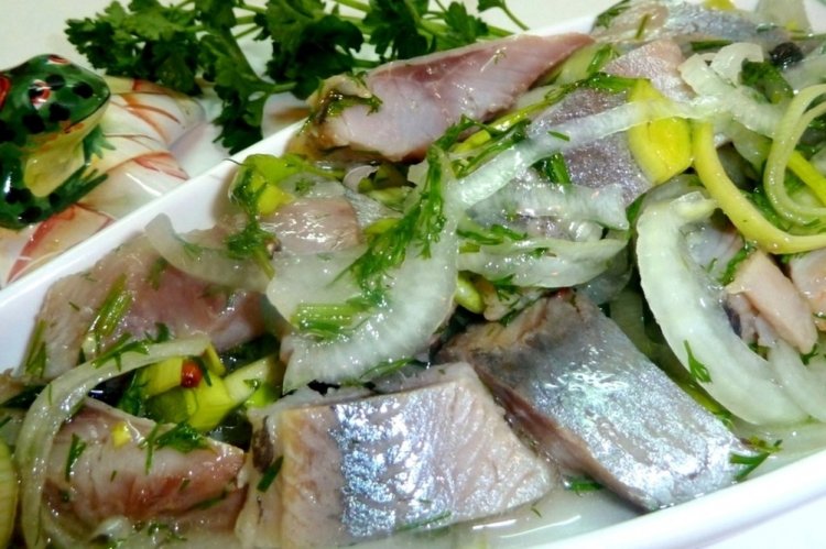 Пряная селедка с луком и водкой