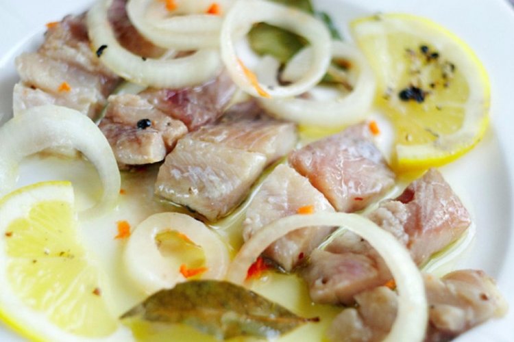 Селедка с луком и лимоном