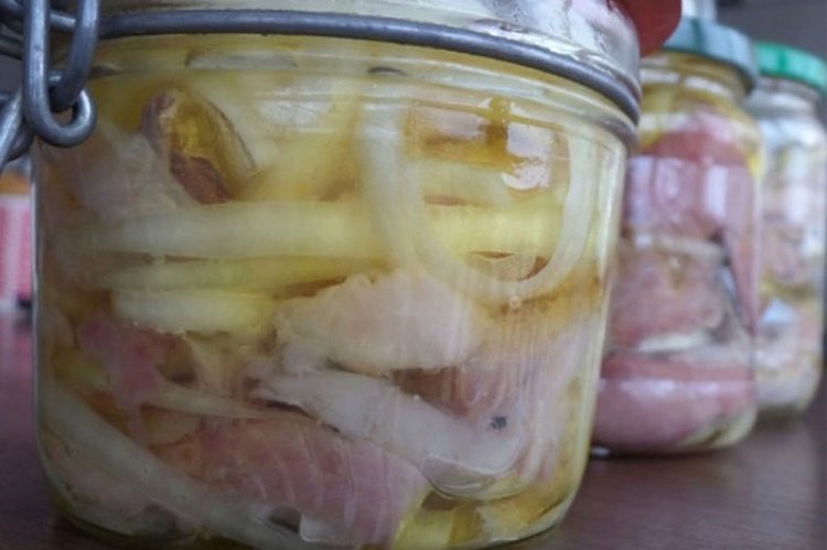 Селедка с луком в банке