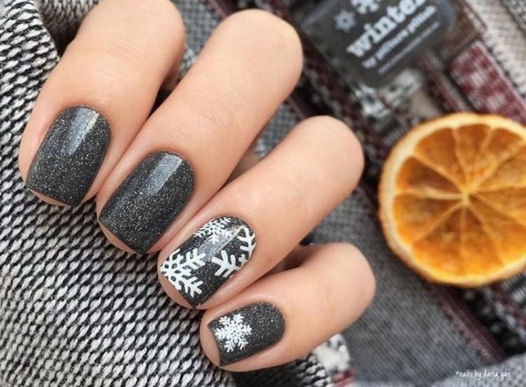 Серый маникюр