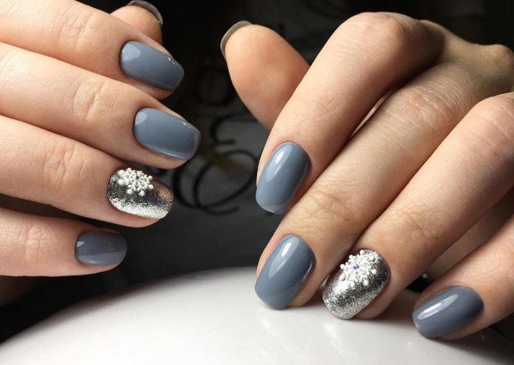 Серый маникюр