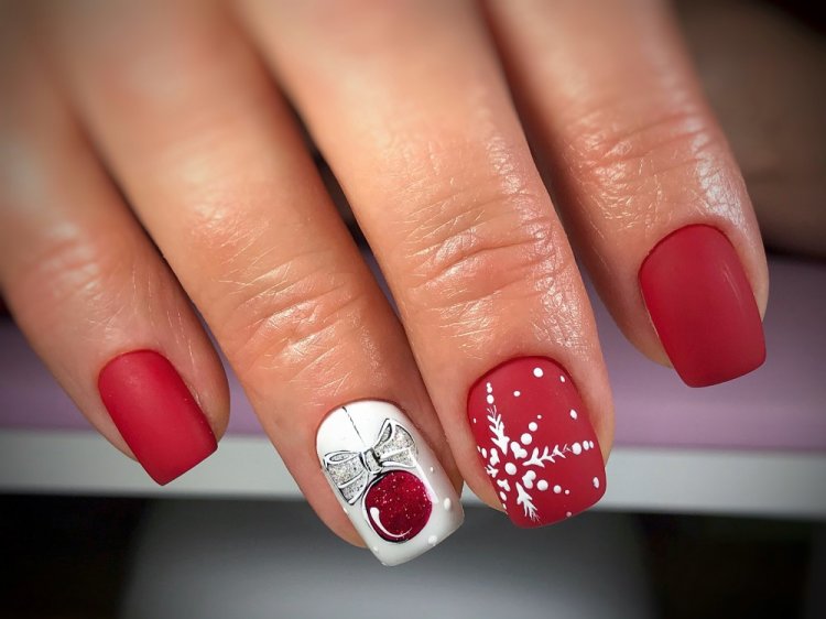 Красный маникюр на Новый год