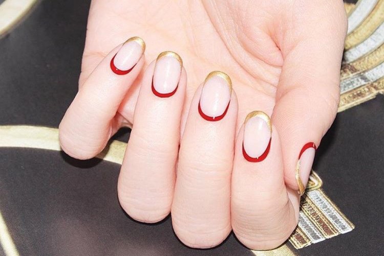 Молочный маникюр с обводкой