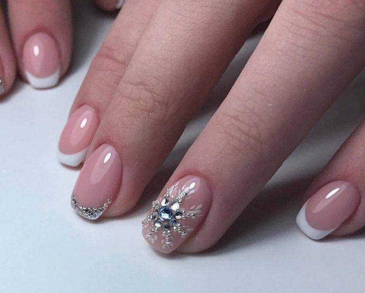 Новогодние стразы на короткие ногти