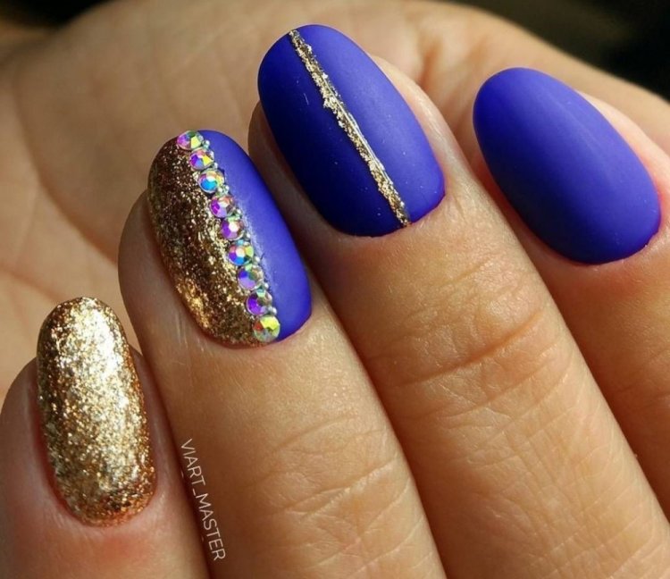 Золотые акценты на короткие ногти