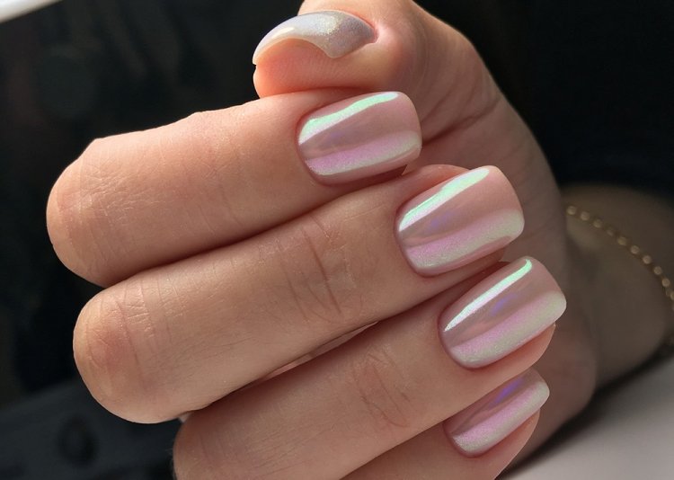 Маникюр с жемчужной втиркой