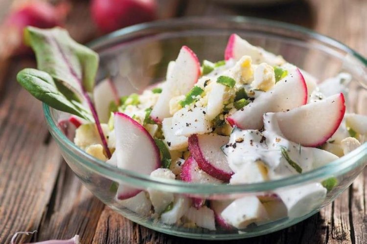 Салат с кальмарами и редиской