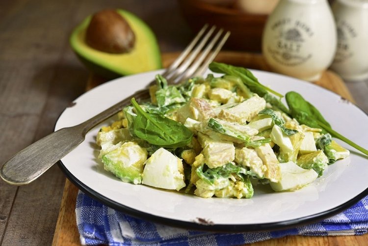 Салат с курицей и авокадо