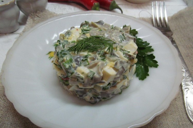 Салат с яйцами, шампиньонами и огурцом