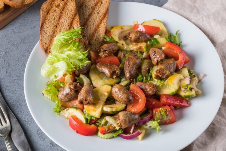 Салат с куриными сердечками и помидорами