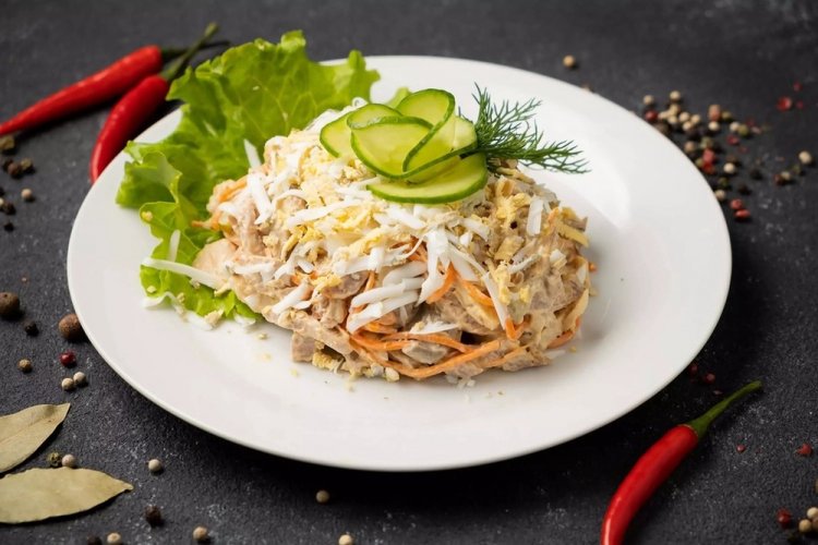 Салат с морковью и жареными грибами