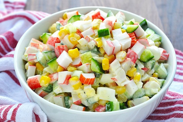 Салат с крабовыми палочками и огурцами