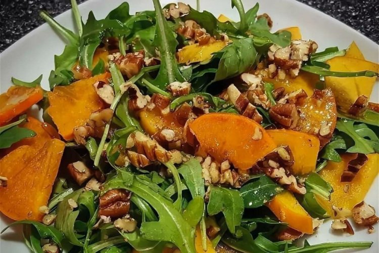 Салат с морковью и хурмой