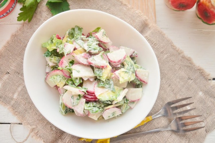 Салат с авокадо, огурцом и редиской