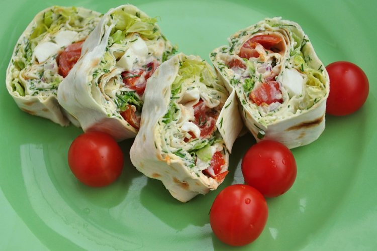 Ролл в лаваше с творогом и помидорами