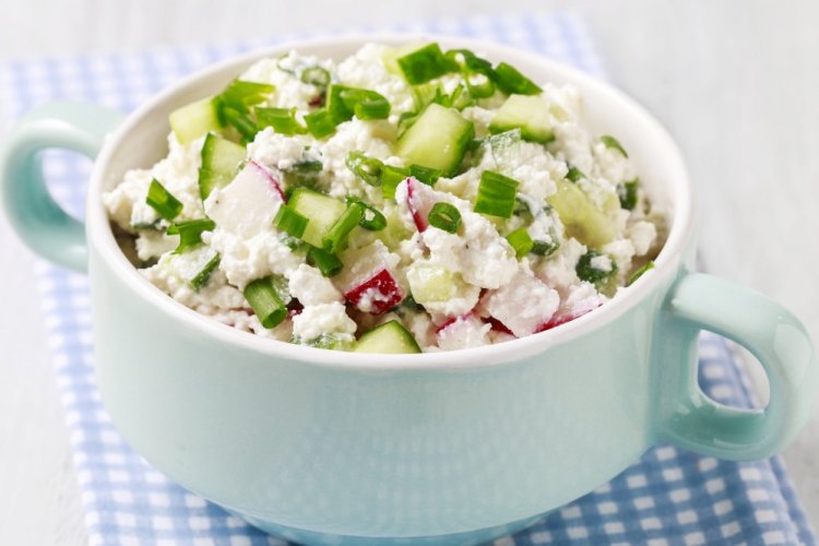 Салат с творогом и редиской