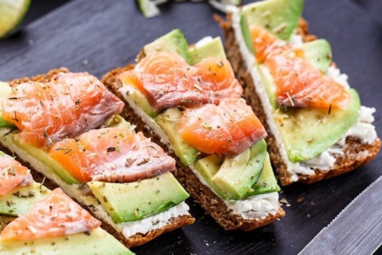 Быстрые бутерброды с авокадо и красной рыбой