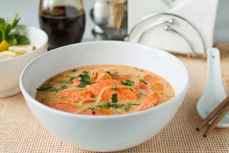 Суп с лапшой и лососем на кокосовом молоке