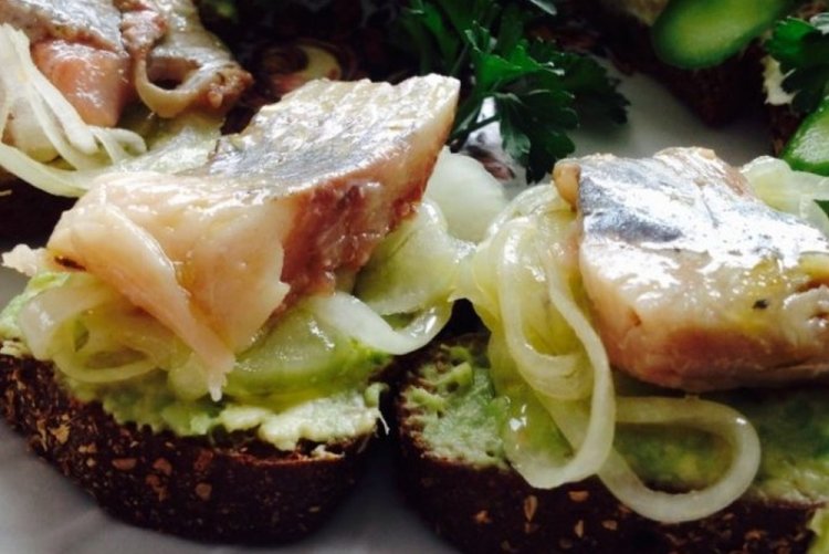 Брускетты с селедкой и авокадо