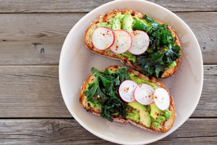 Тосты с авокадо и редиской