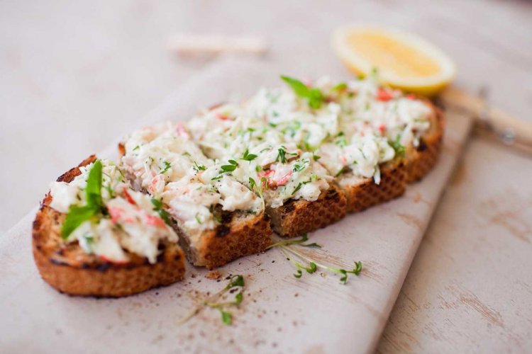 Тосты с авокадо и крабовыми палочками