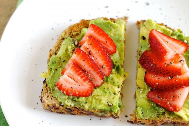 Тосты с авокадо и клубникой