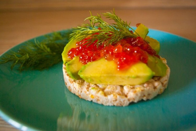 Тосты с авокадо и красной икрой