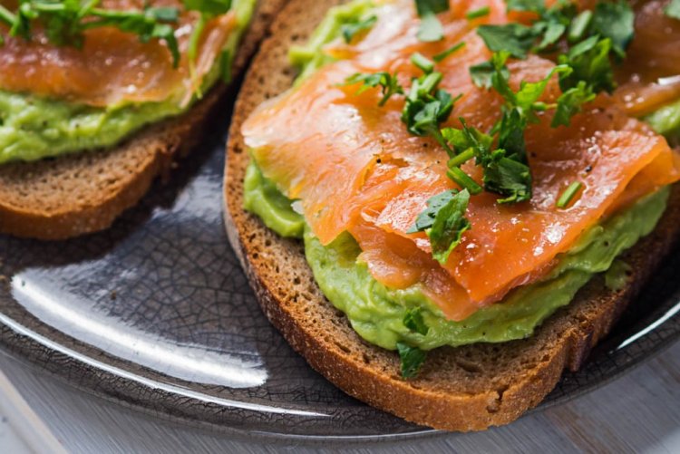 Тосты с красной рыбой и авокадо