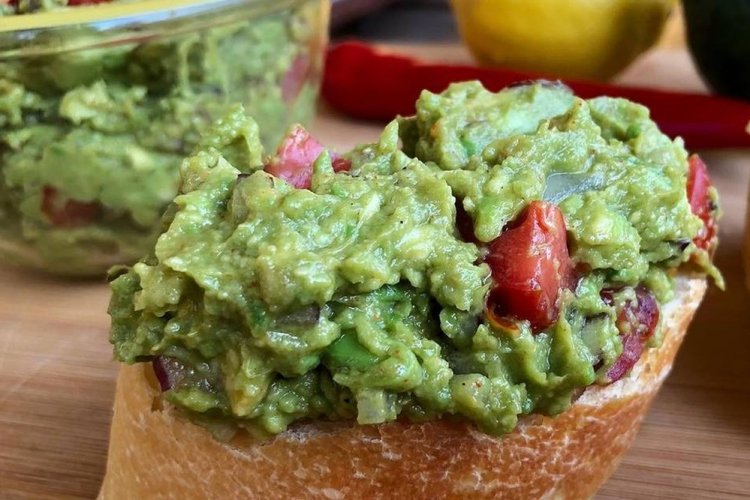 Тосты с авокадо и помидорами