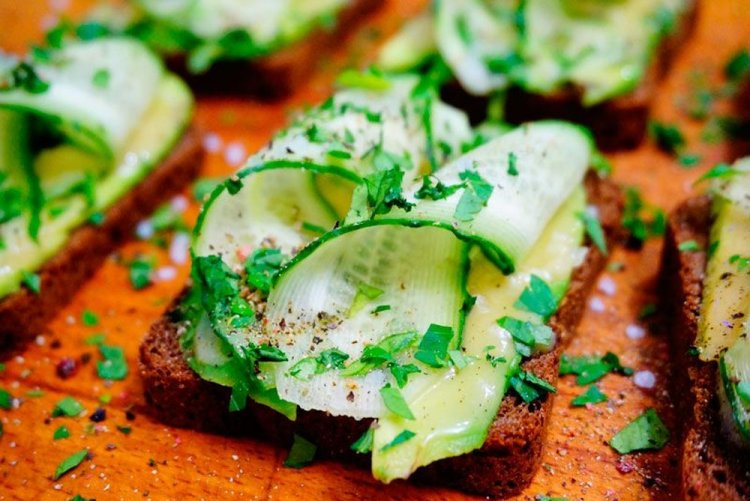Тосты с авокадо и огурцами