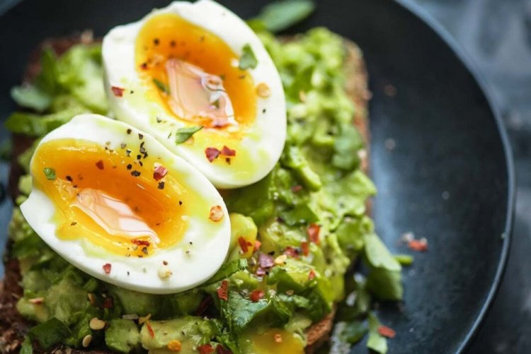 Тосты с авокадо и перепелиными яйцами