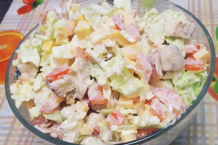 Салат с пекинской капустой, куриной грудкой и овощами