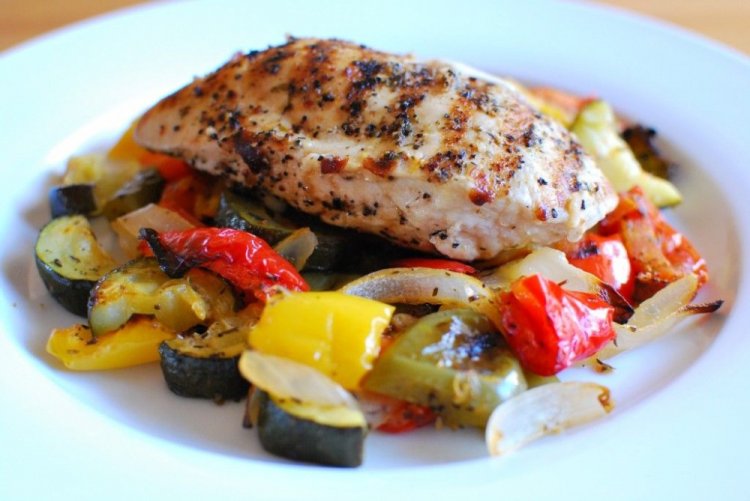 Куриная грудка с овощами в духовке