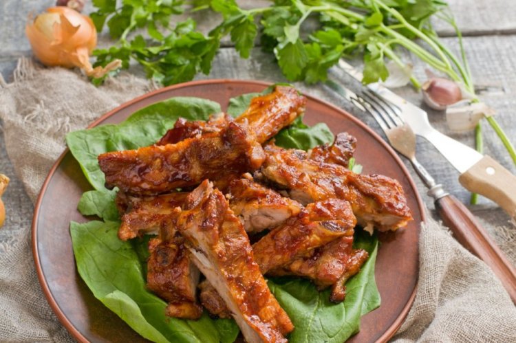 Тушеные свиные ребра в соевом соусе с вином