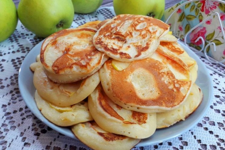 Оладьи на кефире с яблоками