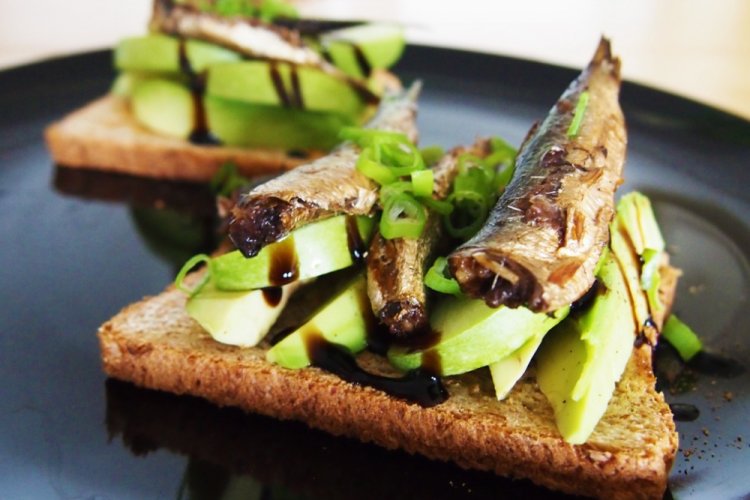 Бутерброды с авокадо и шпротами