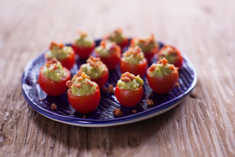 Фаршированные помидоры черри с авокадо