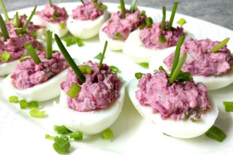 Закуска из авокадо, сельди и свеклы