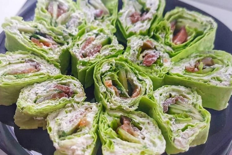 Рулет из лаваша с авокадо и красной рыбой