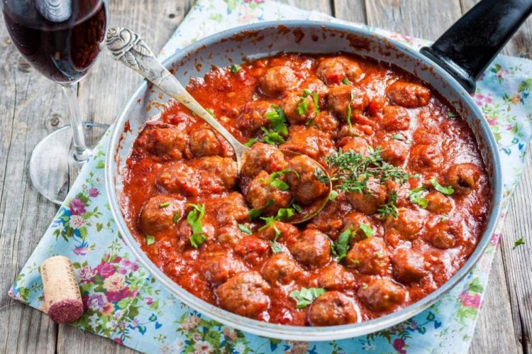 Фрикадельки в томатном соусе на сковороде