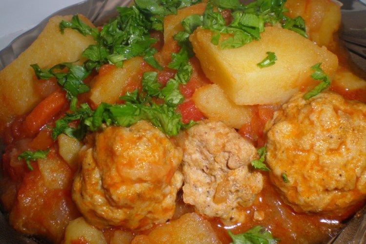 Фрикадельки с картошкой в томатном соусе