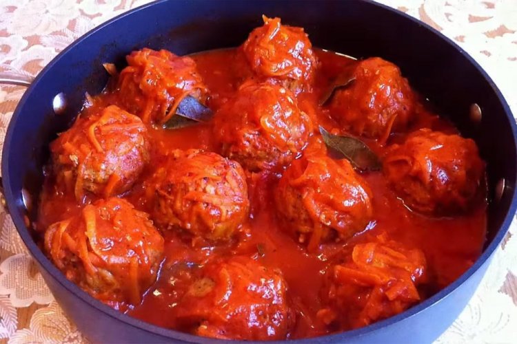 Фрикадельки с луком и морковью в томатном соусе