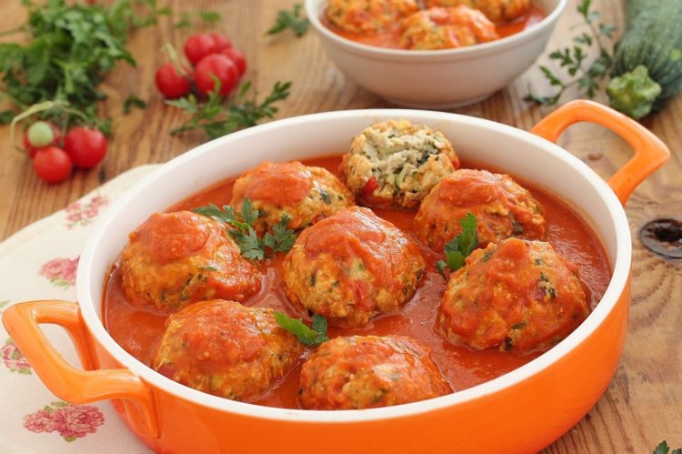 Куриные фрикадельки в томатном соусе