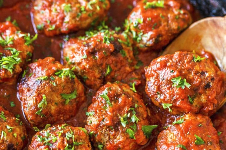 Фрикадельки с гречкой в томатном соусе